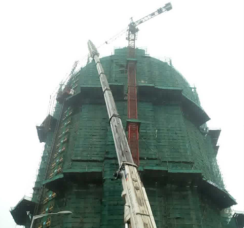 盖州吊车在工地上作业